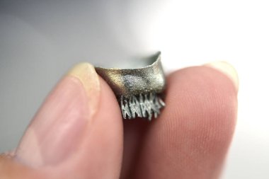 Metal 3d yazıcı makrosu üzerine basılmış küçük nesne.