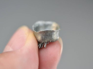 Metal 3d yazıcı makrosu üzerine basılmış küçük nesne.