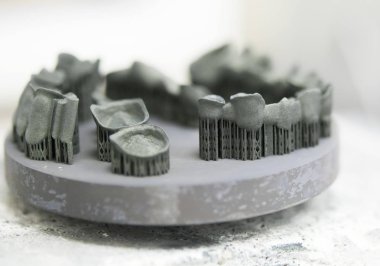 Isı tedavisinden sonra metal 3D yazıcıya yazdırılan nesne.