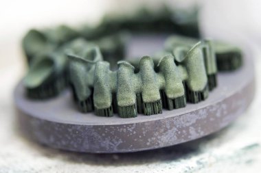 Isı tedavisinden sonra metal 3D yazıcıya yazdırılan nesne.