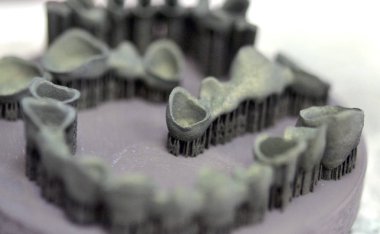 Isı tedavisinden sonra metal 3D yazıcıya yazdırılan nesne.