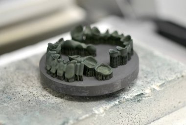 Isı tedavisinden sonra metal 3D yazıcıya yazdırılan nesne.