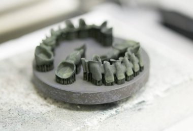 Isı tedavisinden sonra metal 3D yazıcıya yazdırılan nesne.