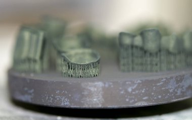 Isı tedavisinden sonra metal 3D yazıcıya yazdırılan nesne.