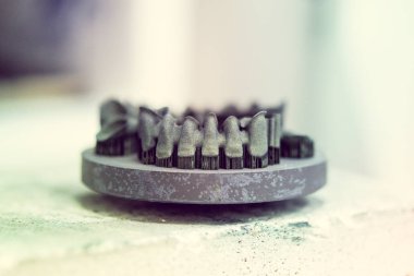 Isı tedavisinden sonra metal 3D yazıcıya yazdırılan nesne.