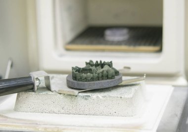 Nesne baskılı metal ısıl işlem synterization yakın çekim sonra sinterleme için fırın yakınındaki 3d printerlere harcama maddeler.