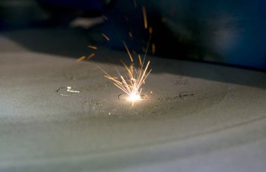 Metal için lazer sinterlama makinesi. Metal yazdıran 3B yazıcı.