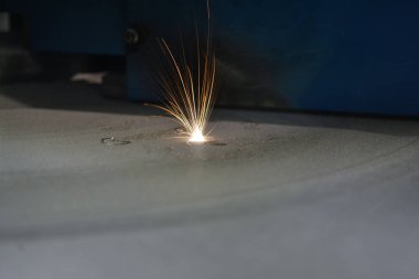 Metal baskı yapan 3D yazıcı. Metal için lazer sinterleme makinesi.