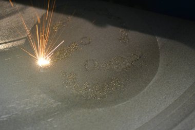 Metal için lazer sinterlama makinesi. Metal yazdıran 3B yazıcı.