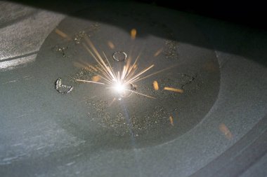 Metal için lazer sinterlama makinesi. Metal yazdıran 3B yazıcı.