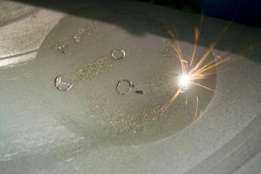 Metal için lazer sinterlama makinesi. Metal yazdıran 3B yazıcı.