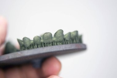 Isı tedavisi senterizasyonundan sonra metal 3D yazıcıya yazdırılan nesne.