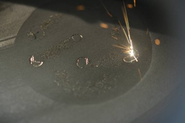 Metal için lazer sinterlama makinesi. Metal yazdıran 3B yazıcı.