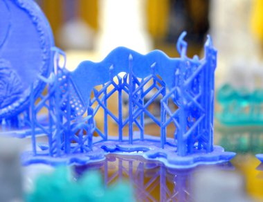 3D yazıcıda yaratılan mavi fotopolimer materyalin bir modeli