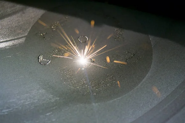 Metal için lazer sinterlama makinesi. Metal yazdıran 3B yazıcı.