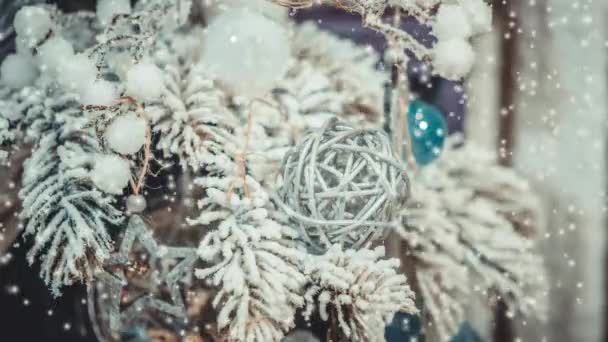 Decoraciones de juguetes de árbol de Navidad y ramas de árbol de Navidad cubiertas de nieve — Vídeos de Stock