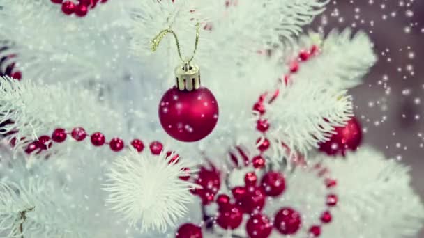 Decoraciones de juguetes de árbol de Navidad y ramas de árbol de Navidad cubiertas de nieve — Vídeo de stock