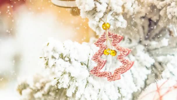 Decorações de brinquedos de árvore de Natal e galhos de árvore de Natal cobertos de neve — Vídeo de Stock