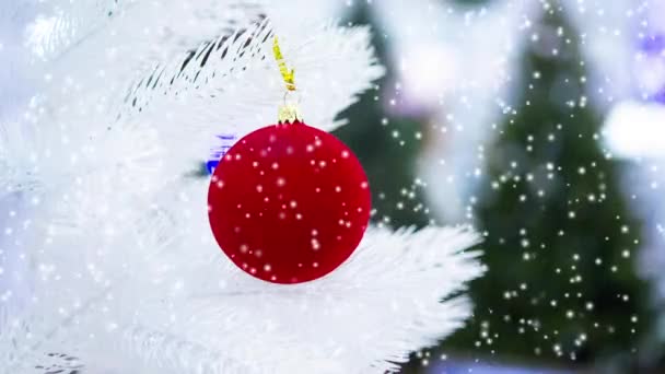 Decorações de brinquedos de árvore de Natal e galhos de árvore de Natal cobertos de neve — Vídeo de Stock