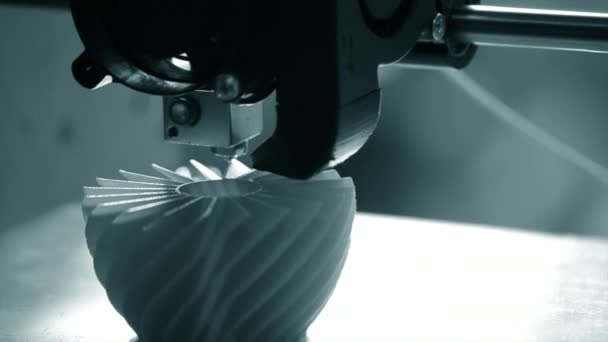 3D εκτυπωτής λειτουργεί σε κοντινό πλάνο. — Αρχείο Βίντεο
