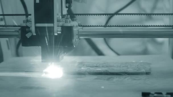3D tiskárny laserový paprsek spaluje detail vzoru na dřevěném prkénku — Stock video