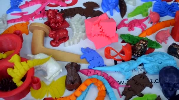 Models printed by 3d printer. Bright colorful objects printed on a 3d printer — Stock Video