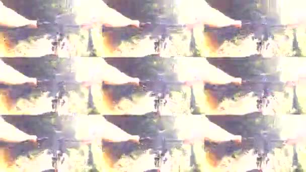 Abstrakte Animationswand. Person radelt auf Fahrradtour im Grünen Wald — Stockvideo