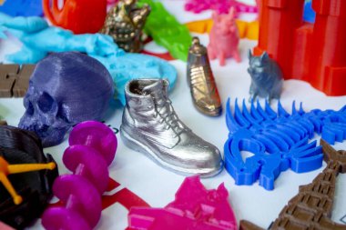 Modeller 3D yazıcı tarafından basıldı. 3D yazıcıya yazdırılmış parlak renkli nesneler