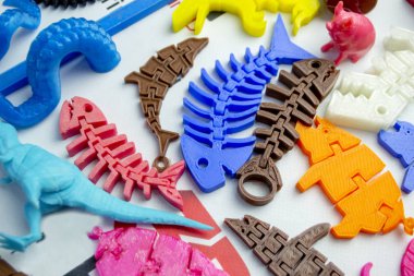 Modeller 3D yazıcı tarafından basıldı. 3D yazıcıya yazdırılmış parlak renkli nesneler