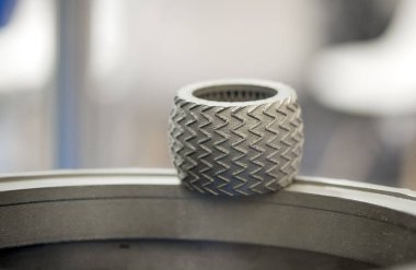 Bir lazer sinterleme makinesinde oluşturulan bir model.