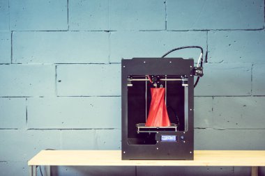 3D yazıcı yakından çalışıyor. Otomatik üç boyutlu 3D yazıcı