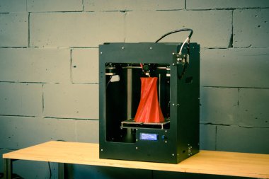 3D yazıcı yakından çalışıyor. Otomatik üç boyutlu 3D yazıcı