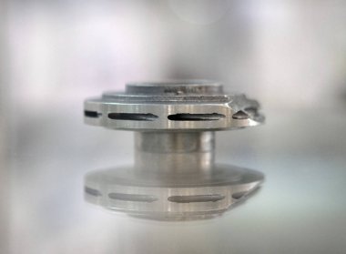 Selektif lazer erime. Nesne baskılı metal 3d yazıcı yakın çekim.