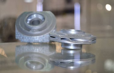 Selektif lazer erime. Nesne baskılı metal 3d yazıcı yakın çekim.