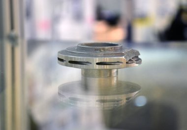 Selektif lazer erime. Nesne baskılı metal 3d yazıcı yakın çekim.