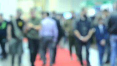 Bulanık arka plan akışını alan alışveriş merkezi içinde birçok kişi