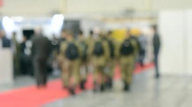 Birçok kişi alışveriş merkezi sergi mağaza içinde yürüyüş.