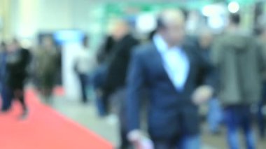 Bulanık arka plan birçok kişi Alışveriş Merkezi Sergi mağaza içinde yürüyüş.