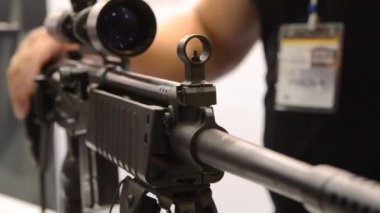 Arka tarafta bir adamla silah optik yakın çekim arka plan bulanık