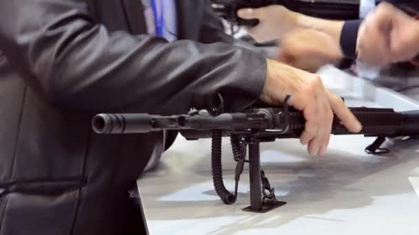 Armas de fuego pistola submáquina francotirador rifle de primer plano . — Vídeos de Stock