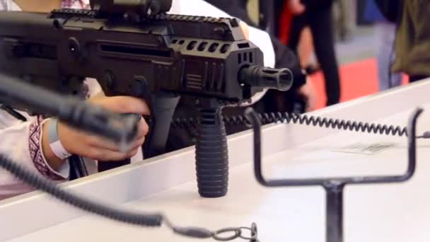 Vuurwapens pistool submachine sniper geweer close-up. — Stockvideo