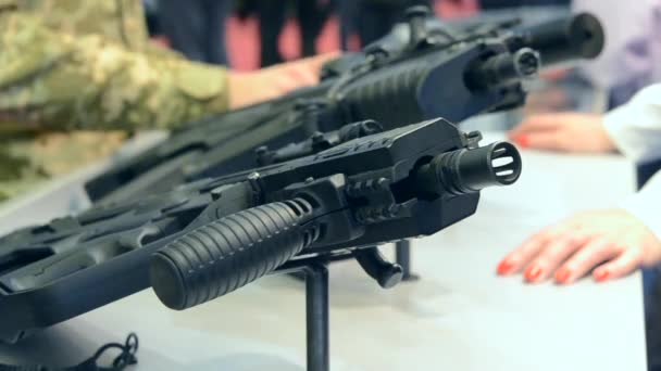 Broni palnej pistolet submachine sniper rifle zbliżenie. — Wideo stockowe