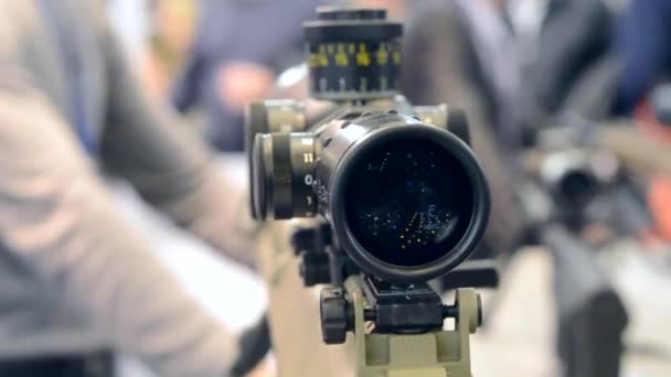 Vista óptica de arma de rifle de francotirador con el hombre de cerca en la tienda o tienda . — Vídeo de stock