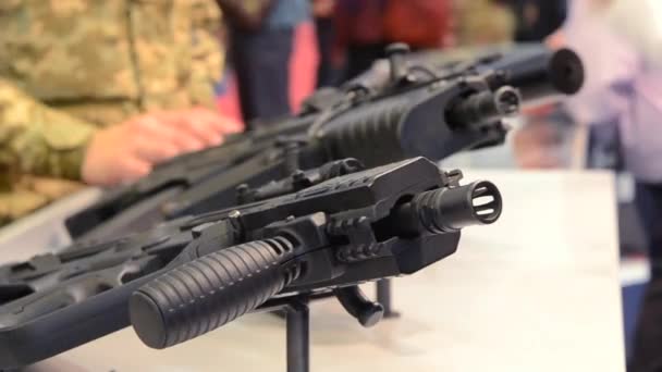 Vuurwapens pistool submachine sniper geweer close-up. — Stockvideo