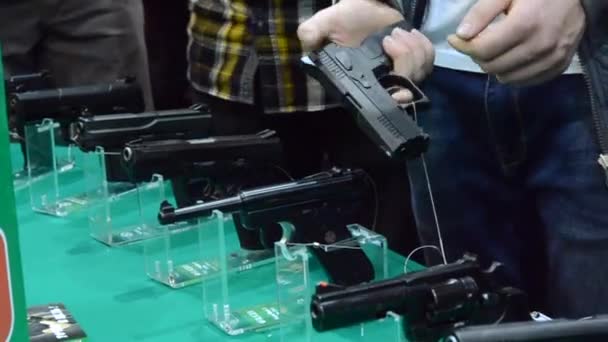 Verschillende grote kaliber wapens op tafel. — Stockvideo