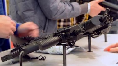 Silah optik görme keskin nişancı tüfeği ile adam yakın çekim depo veya dükkan