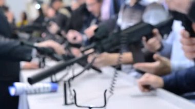 Keskin nişancı tüfeği ile adam yakın çekim silah optik görme