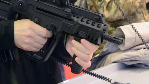 Lőfegyverek fegyvert submachine mesterlövész puska nagy kaliberű fegyverek — Stock videók