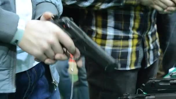 Person som innehar en pistol i handen — Stockvideo