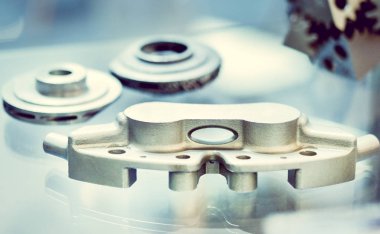 Metal 3d yazıcıya yakın çekimde yazdırılan nesne.